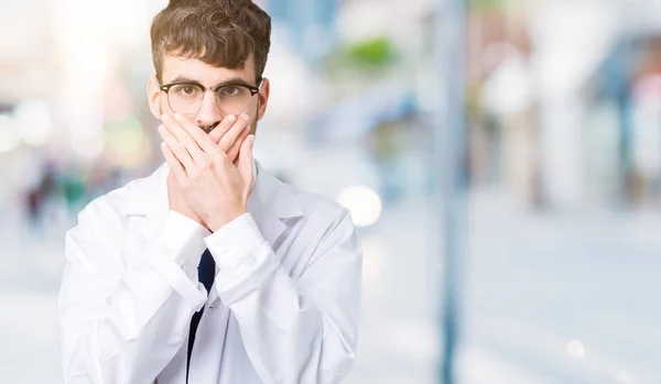 Giovane Scienziato Professionista Uomo Indossando Cappotto Bianco Sfondo Isolato Scioccato — Foto Stock