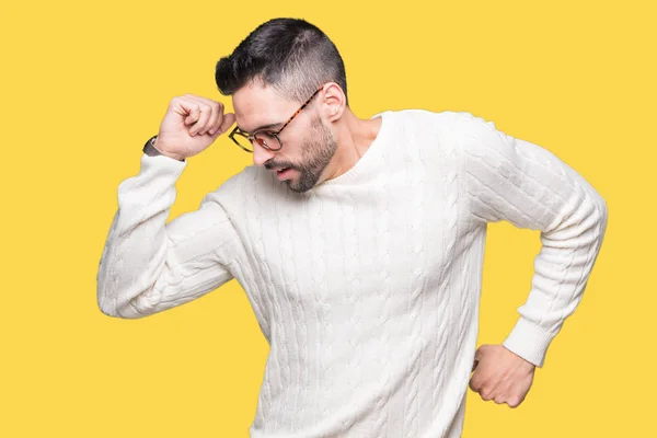 Joven Hombre Guapo Con Gafas Sobre Fondo Aislado Que Extiende —  Fotos de Stock