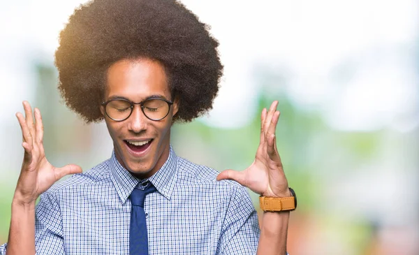 Joven Hombre Negocios Afroamericano Con Cabello Afro Usando Gafas Celebrando —  Fotos de Stock
