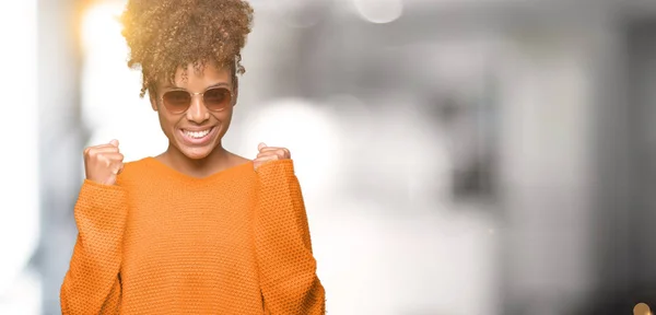 Piękna Młoda Kobieta African American Noszenie Okularów Przeciwsłonecznych Białym Tle — Zdjęcie stockowe