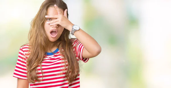 Junge Schöne Brünette Frau Mit Gestreiftem Shirt Über Isoliertem Hintergrund — Stockfoto