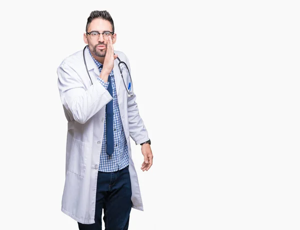 Stilig Ung Doktor Man Över Isolerad Bakgrund Hand Munnen Berättar — Stockfoto