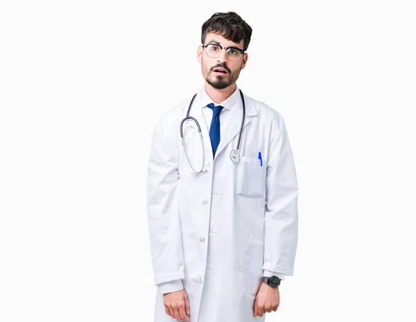 Joven Doctor Vistiendo Abrigo Hospital Sobre Fondo Aislado Asustado Sorprendido — Foto de Stock