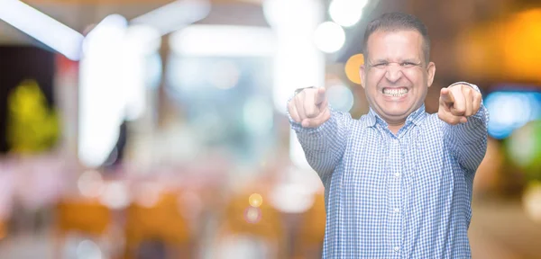 Hombre Negocios Árabe Mediana Edad Sobre Fondo Aislado Señalando Usted — Foto de Stock