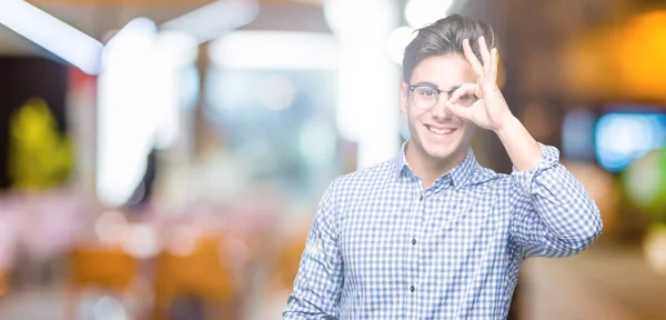 Ung Flot Mand Iført Briller Isoleret Baggrund Gør Gestus Med - Stock-foto