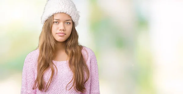 Junge Schöne Brünette Frau Pullover Und Wintermütze Über Isoliertem Hintergrund — Stockfoto