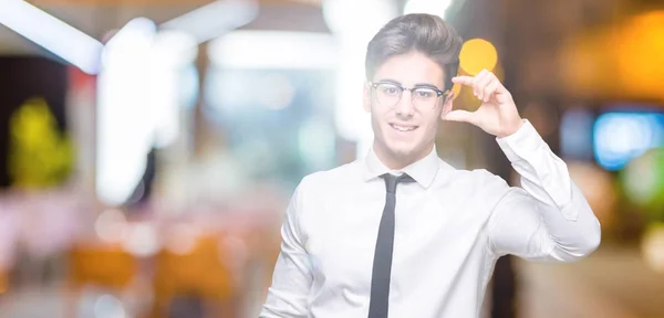 Jovem Homem Negócios Usando Óculos Sobre Fundo Isolado Sorrindo Gestos — Fotografia de Stock