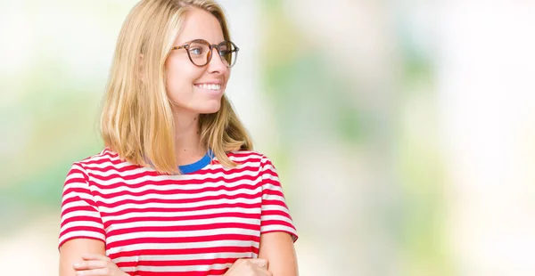 Mulher Bonita Usando Óculos Sobre Fundo Isolado Sorrindo Olhando Para — Fotografia de Stock