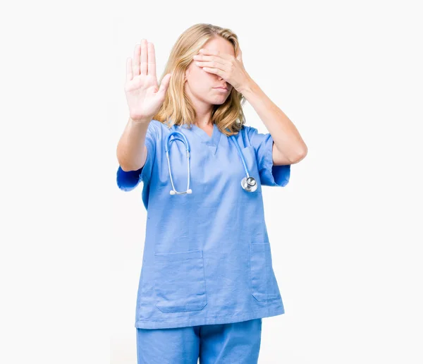 Belle Jeune Femme Médecin Portant Uniforme Médical Sur Fond Isolé — Photo