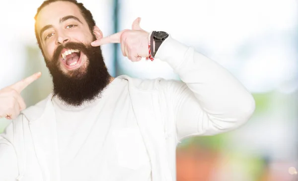 Jovem Com Cabelos Longos Barba Vestindo Camisola Esportiva Sorrindo Confiante — Fotografia de Stock