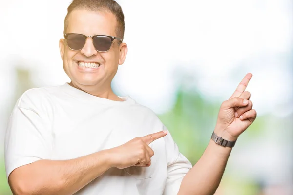 Medelåldern Arabiska Mannen Wearig Vit Shirt Och Solglasögon Över Isolerade — Stockfoto