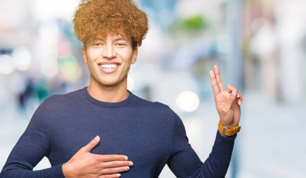 Joven Hombre Guapo Con Pelo Afro Juramento Con Mano Pecho — Foto de Stock