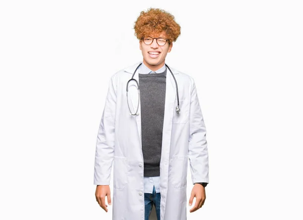 Mladý Pohledný Doktor Muž Nosí Lékařský Plášť Mrkání Při Pohledu — Stock fotografie