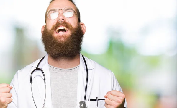 Jeune Homme Blond Médecin Barbe Vêtu Manteau Médical Très Heureux — Photo