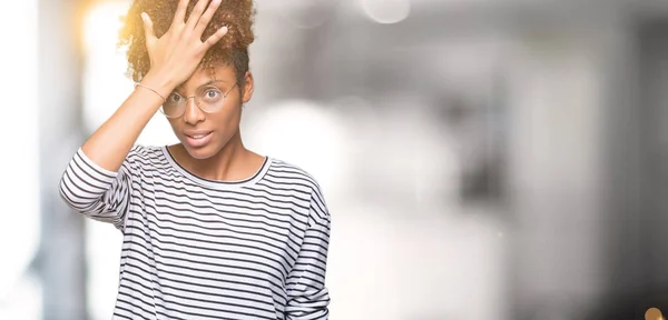 Linda Jovem Afro Americana Usando Óculos Sobre Fundo Isolado Surpreso — Fotografia de Stock