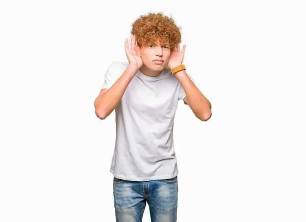 Jovem Bonito Com Cabelo Afro Vestindo Camiseta Branca Casual Tentando — Fotografia de Stock