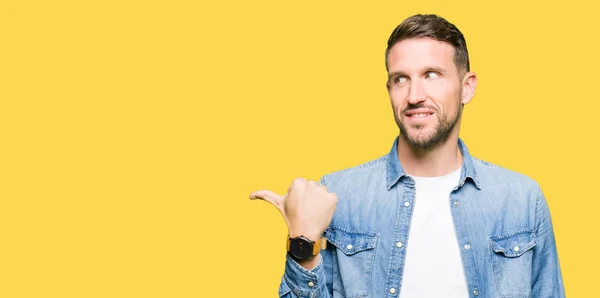 Hombre Guapo Con Ojos Azules Barba Vistiendo Chaqueta Mezclilla Sonriendo — Foto de Stock