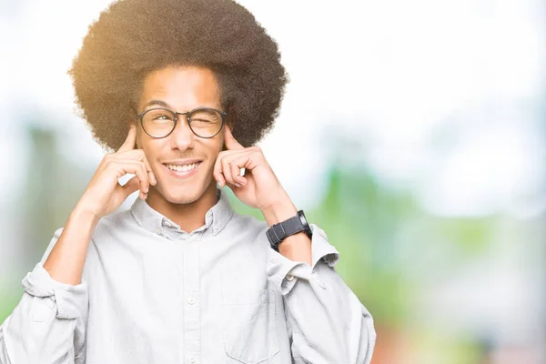 Unga Afroamerikanska Man Med Afro Hår Glasögon Som Täcker Öronen — Stockfoto