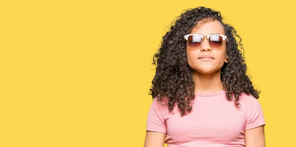 Mulher Bonita Nova Com Cabelo Encaracolado Usando Óculos Sol Rosa — Fotografia de Stock