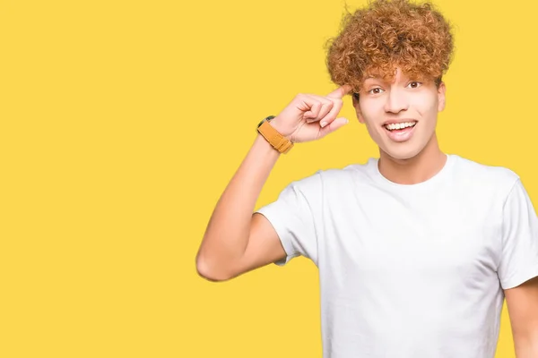 Mladý Pohledný Muž Vlasy Příležitostné Bílé Tričko Usmívající Hlavu Jedním — Stock fotografie