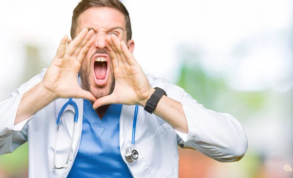 Guapo Doctor Hombre Vistiendo Uniforme Médico Sobre Fondo Aislado Gritando — Foto de Stock