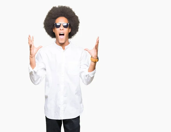 Junger Afrikanisch Amerikanischer Mann Mit Afro Haaren Sonnenbrille Verrückt Und — Stockfoto