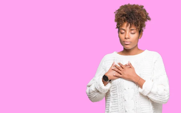 Hermosa Mujer Afroamericana Joven Con Suéter Invierno Sobre Fondo Aislado — Foto de Stock