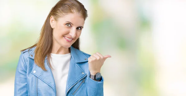 Schöne Reife Frau Mittleren Alters Modischer Lederjacke Über Isoliertem Hintergrund — Stockfoto