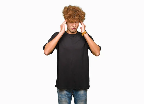 Jeune Homme Beau Avec Des Cheveux Afro Portant Shirt Noir — Photo