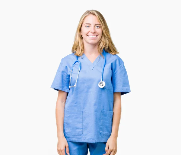 Vacker Ung Läkare Kvinna Bär Medicinsk Uniform Över Isolerade Bakgrund — Stockfoto