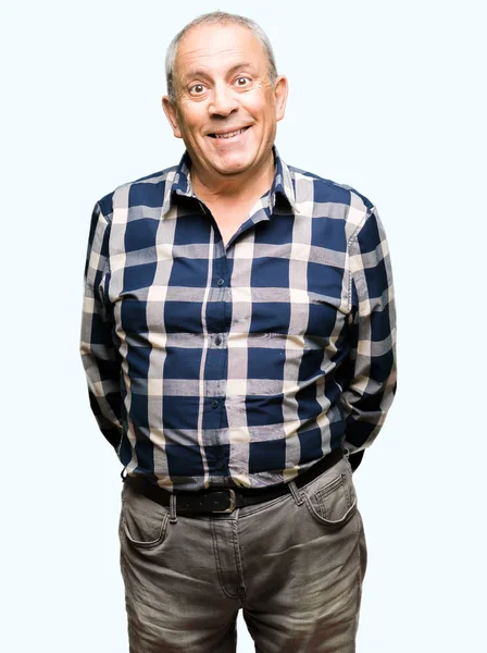 Knappe Senior Man Het Dragen Van Casual Shirt Met Glimlach — Stockfoto