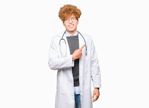 Ung Snygg Läkare Man Klädd Medicinsk Coat Glada Med Ett — Stockfoto