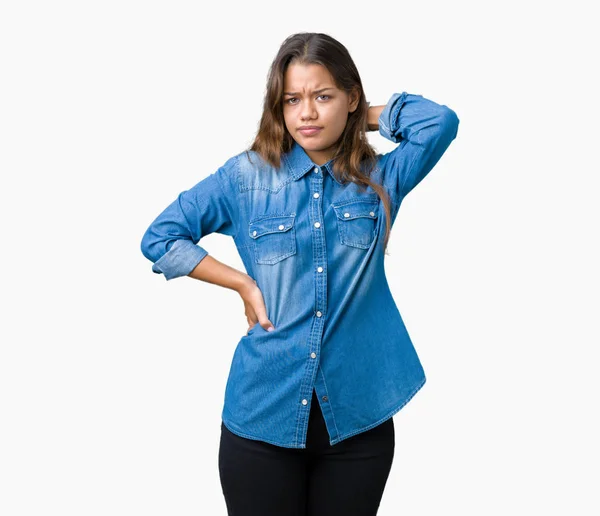 Joven Hermosa Morena Con Camisa Mezclilla Azul Sobre Fondo Aislado — Foto de Stock