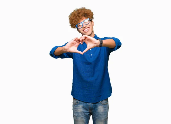 Junger Gutaussehender Mann Mit Afro Haaren Und Blauer Brille Der — Stockfoto