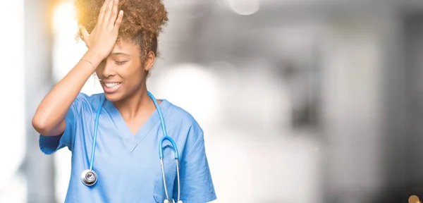 Junge Afrikanisch Amerikanische Ärztin Mit Isoliertem Hintergrund Überrascht Mit Der — Stockfoto