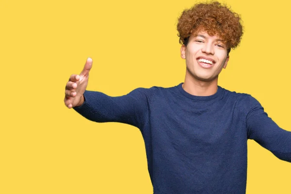 Joven Hombre Guapo Con Pelo Afro Mirando Cámara Sonriendo Con —  Fotos de Stock