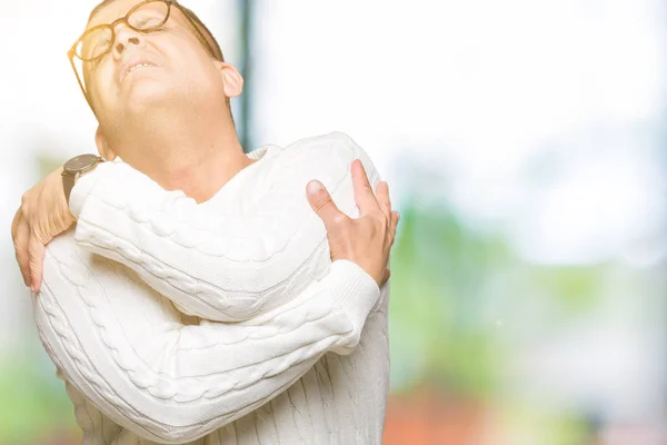 Uomo Arabo Mezza Età Con Gli Occhiali Sfondo Isolato Abbracciarsi — Foto Stock