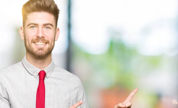 Joven Hombre Negocios Guapo Sonriendo Mirando Cámara Apuntando Con Dos —  Fotos de Stock