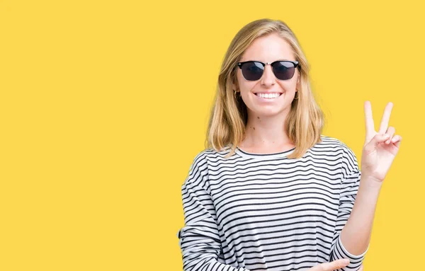 Mooie Jonge Vrouw Dragen Van Een Zonnebril Geïsoleerde Achtergrond Glimlachend — Stockfoto