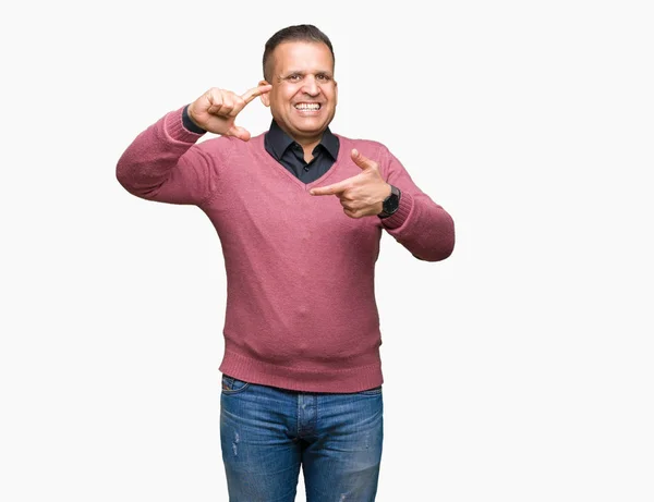 Homem Árabe Meia Idade Sobre Fundo Isolado Sorrindo Fazendo Quadro — Fotografia de Stock