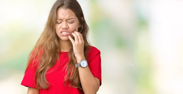 Ung Vacker Brunett Kvinna Klädd Röd Shirt Över Isolerad Bakgrund — Stockfoto