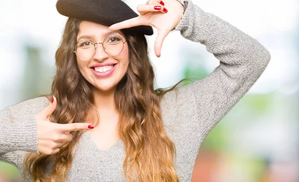 Hermosa Joven Con Gafas Boina Moda Sonriente Haciendo Montura Con —  Fotos de Stock