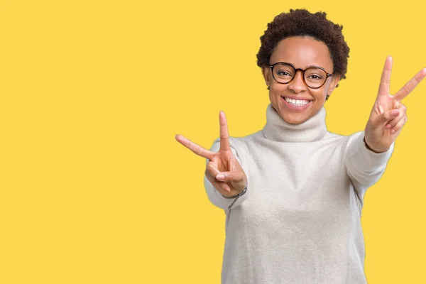 Jovem Mulher Afro Americana Bonita Vestindo Óculos Sobre Fundo Isolado — Fotografia de Stock