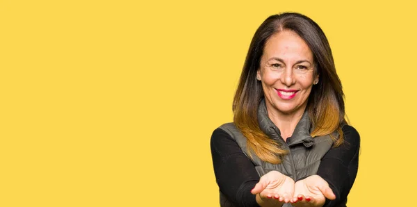 Mulher Meia Idade Bonita Vestindo Colete Inverno Sorrindo Com Mãos — Fotografia de Stock