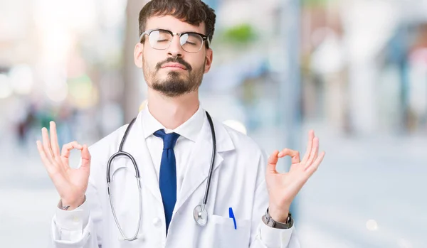 Νέος Γιατρός Άντρας Φορώντας Παλτό Του Νοσοκομείου Πάνω Από Απομονωμένο — Φωτογραφία Αρχείου