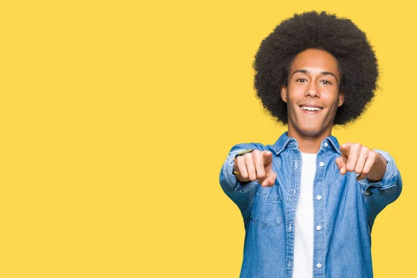 Joven Hombre Afroamericano Con Pelo Afro Señalando Usted Cámara Con —  Fotos de Stock