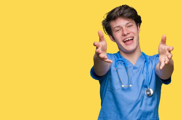 Giovane Medico Indossa Uniforme Medica Sfondo Isolato Guardando Fotocamera Sorridente — Foto Stock