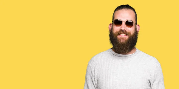 Homem Jovem Hipster Usando Óculos Sol Com Sorriso Feliz Legal — Fotografia de Stock