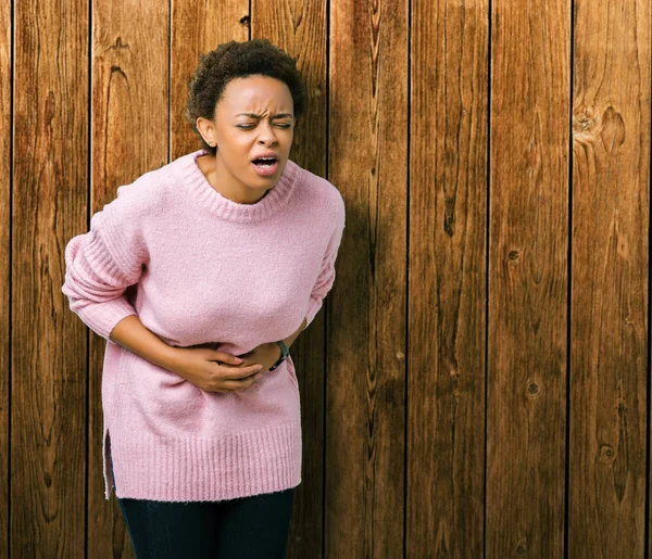 美丽的年轻非洲裔美国妇女在孤立的背景与手在胃因为恶心 痛苦的疾病感觉不适 Ache — 图库照片