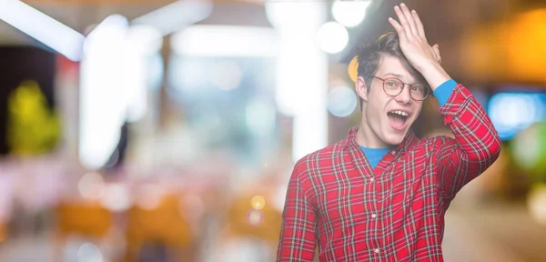 Jonge Knappe Man Dragen Bril Geïsoleerde Achtergrond Verrast Met Hand — Stockfoto